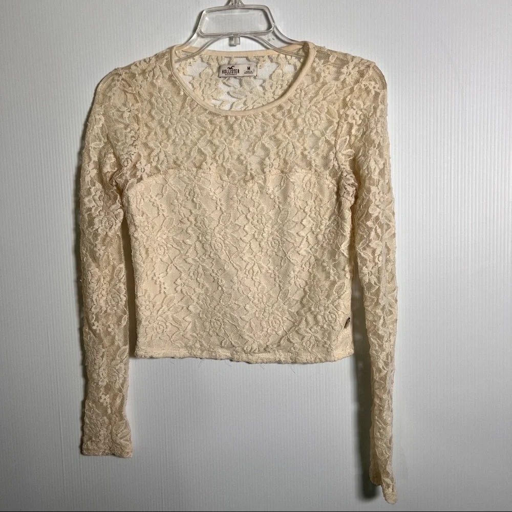 HOLLISTER Cream Lace Cropped Top with lining. Size Medium. 16” Pit to Pit.